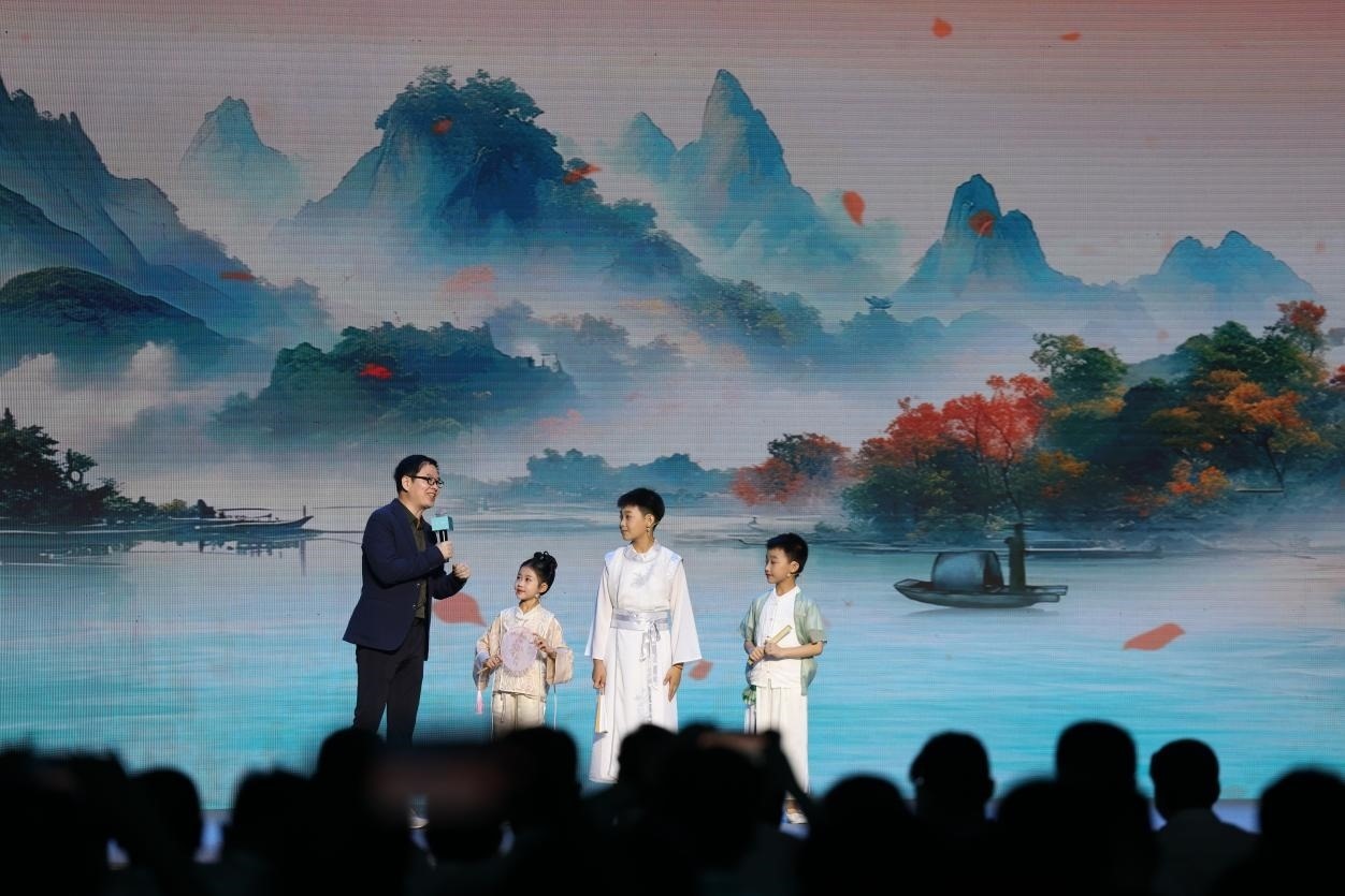 南京師范大學教授酈波（左一）與2024中國詩詞大會選手張可兒（左二）、姜敬曦（右二），揚州市邗江區(qū)實驗學校蔣王小學學生陸俊屹（右一）趣談大運河詩詞文化。