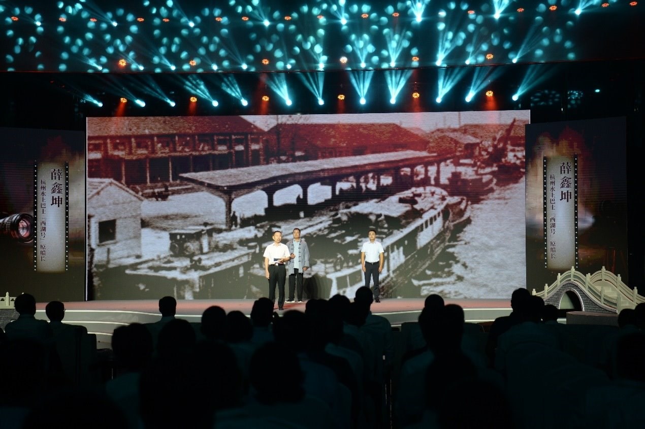 杭州水上巴士“西湖”號原船長薛鑫坤（左）、窯灣古鎮(zhèn)漁民藝術團團長沈召明（中）、港航潤楊6060貨船主楊杰偉（右）現(xiàn)場講述。