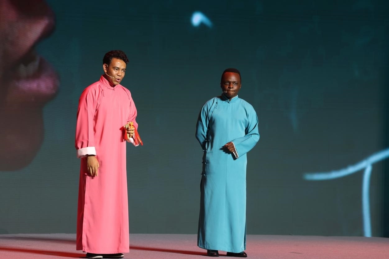 來自馬達加斯加的北京外國語大學教師唐磊（左）和來自肯尼亞的天津師范大學博士生孔愛凱（右）說唱大運河。