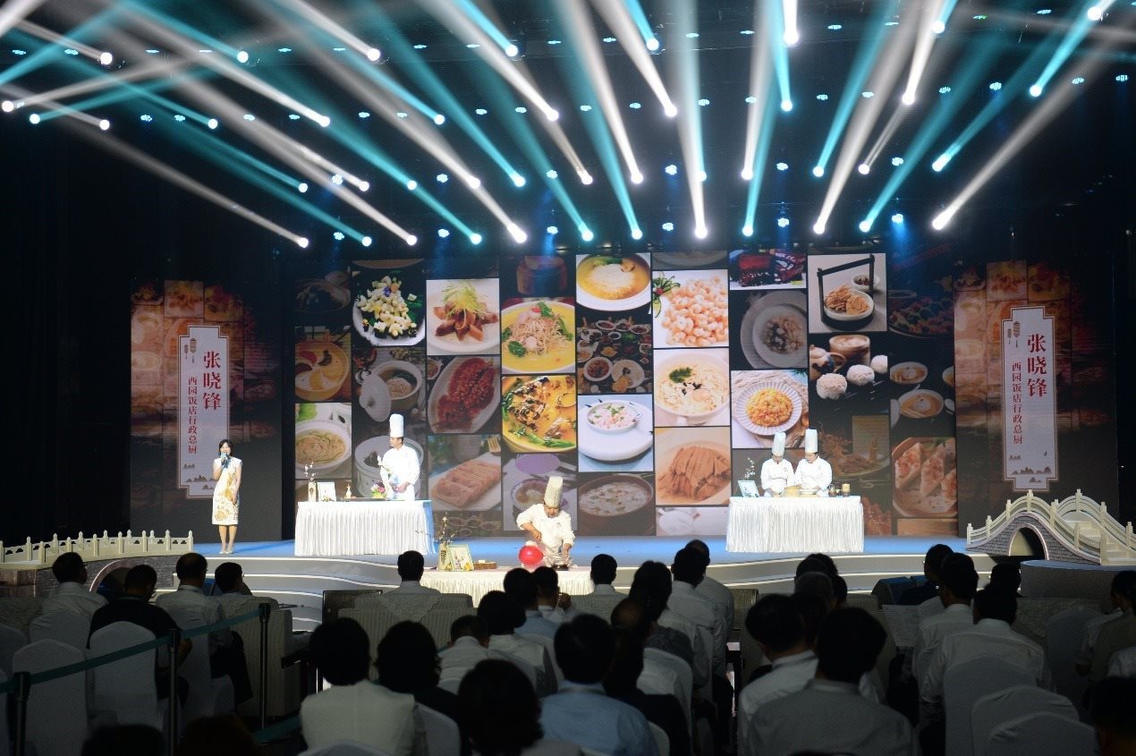 花園國際大酒店廚師長朱燾、西園飯店行政總廚張曉鋒、冶春面點總廚倪秋香、冶春面點制作技藝第五代傳人陳詩雅展示淮揚菜絕技。