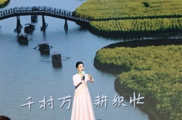 歌唱家、中國音樂學院教授雷佳現(xiàn)場演唱。