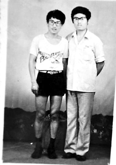 薛其坤（左）與大學(xué)同學(xué)合影。