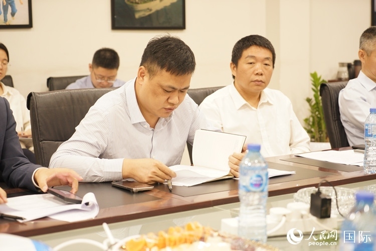 新當(dāng)選尼日利亞中國(guó)礦業(yè)聯(lián)合會(huì)會(huì)長(zhǎng)中國(guó)和聯(lián)公司董事長(zhǎng)李輝發(fā)言。人民網(wǎng)記者 姜宣攝