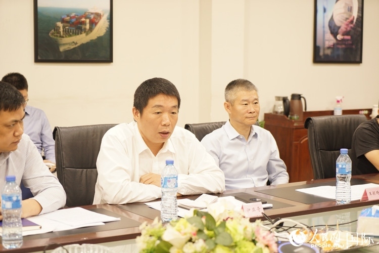 駐尼日利亞使館領(lǐng)僑處主任伊亞奇（中）講話。人民網(wǎng)記者 姜宣攝