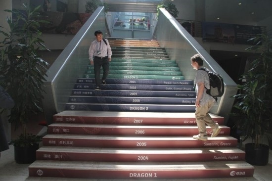 6月24日，在葡萄牙里斯本，與會(huì)者準(zhǔn)備走進(jìn)“龍計(jì)劃”五期總結(jié)研討會(huì)暨六期（2024-2028年）啟動(dòng)會(huì)會(huì)場(chǎng)。