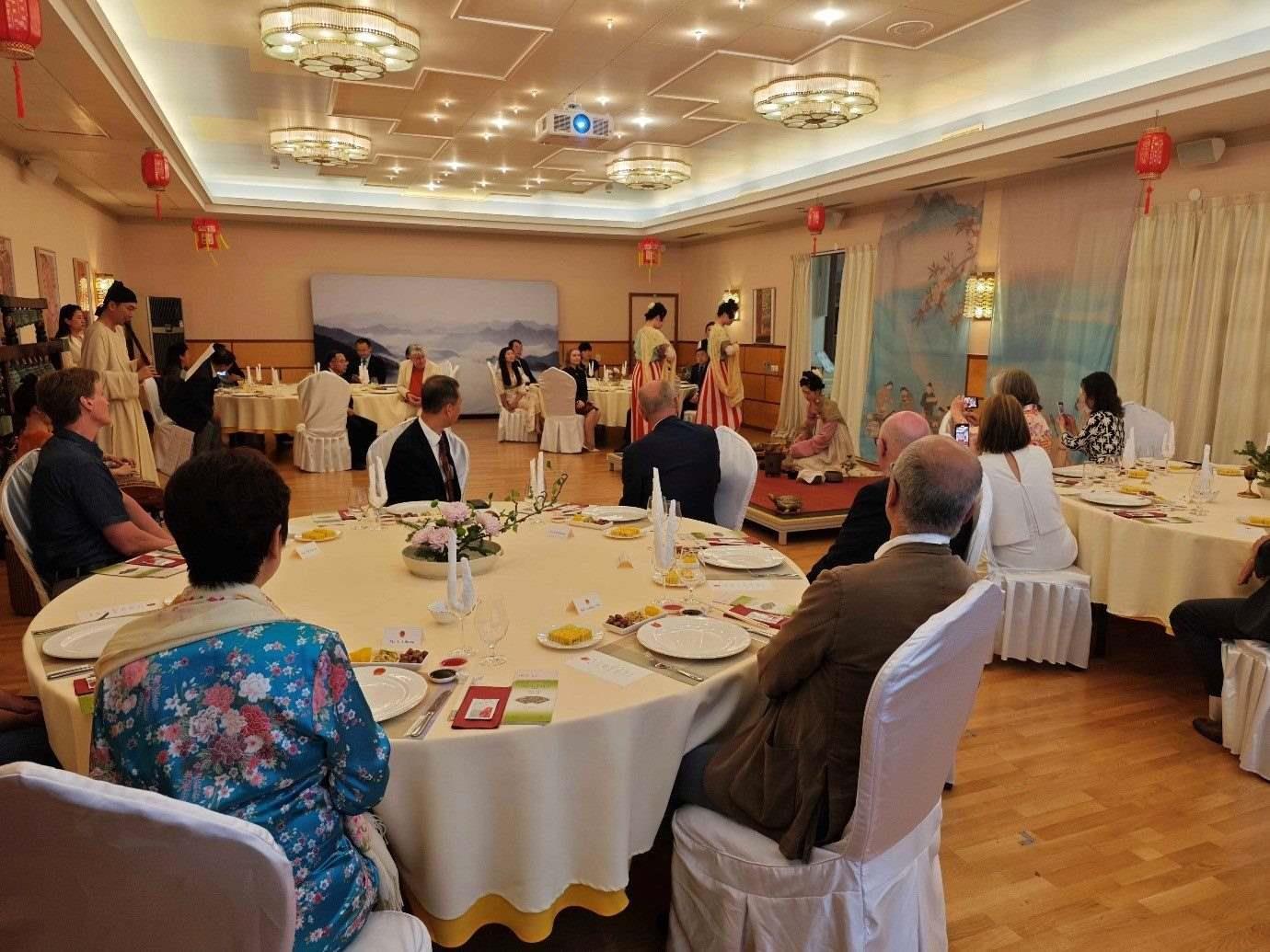 來(lái)賓們觀賞茶藝表演和品嘗中華美食。中國(guó)駐瑞典大使館供圖