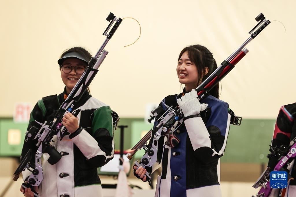 2023年9月24日，在杭州亞運(yùn)會(huì)射擊項(xiàng)目女子10米氣步槍個(gè)人決賽中，中國選手黃雨婷以252.7環(huán)的成績獲得冠軍，韓佳予獲得亞軍，印度選手拉米塔獲得季軍。圖為黃雨婷（右）、韓佳予在比賽后。新華社記者 單宇琦 攝