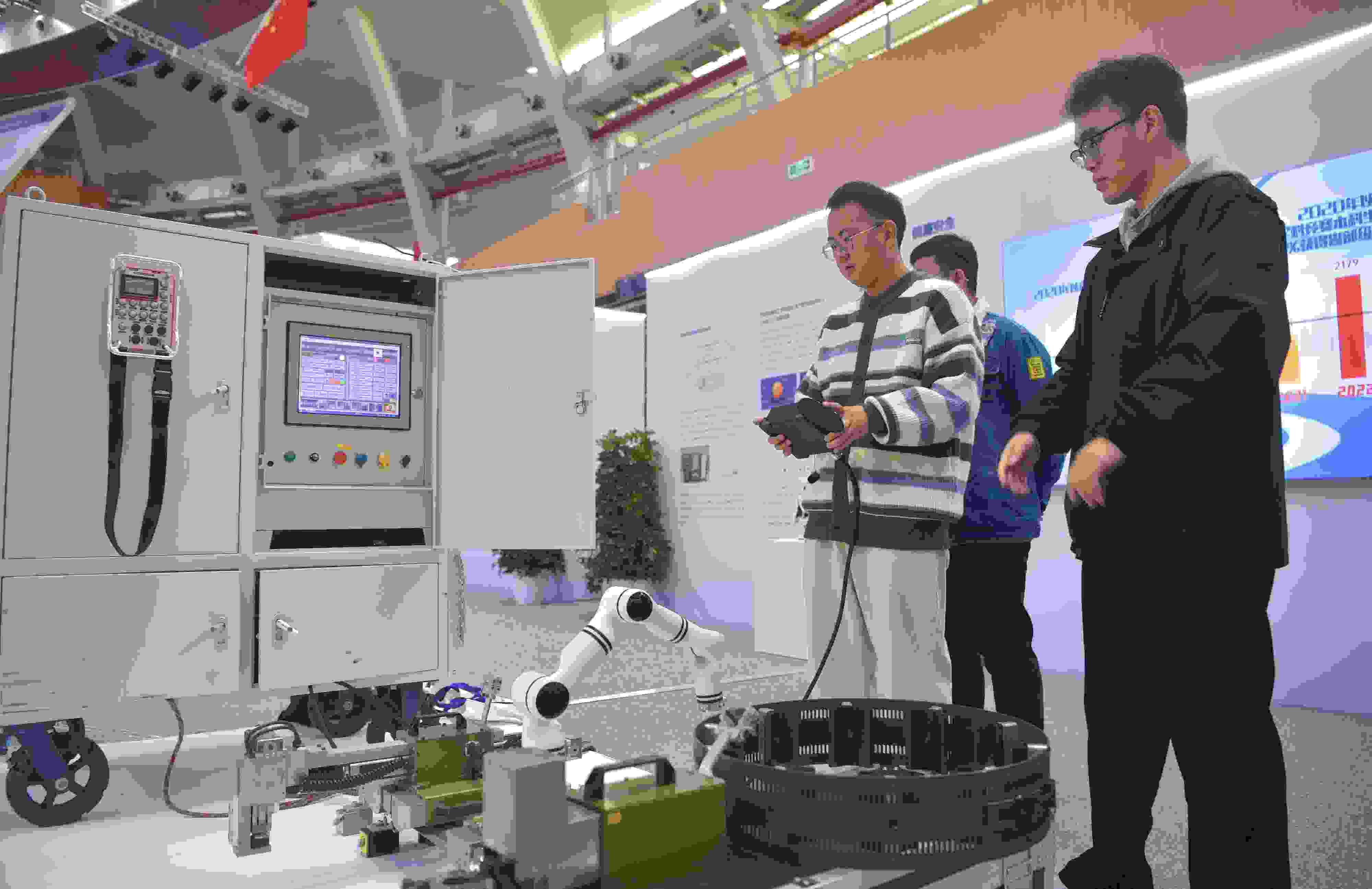 2023年，京南地區(qū)高?？萍汲晒平闀?huì)在北京建筑大學(xué)大興校區(qū)舉行。圖為高校師生在展示管道全位置焊接機(jī)器人系統(tǒng)成果。