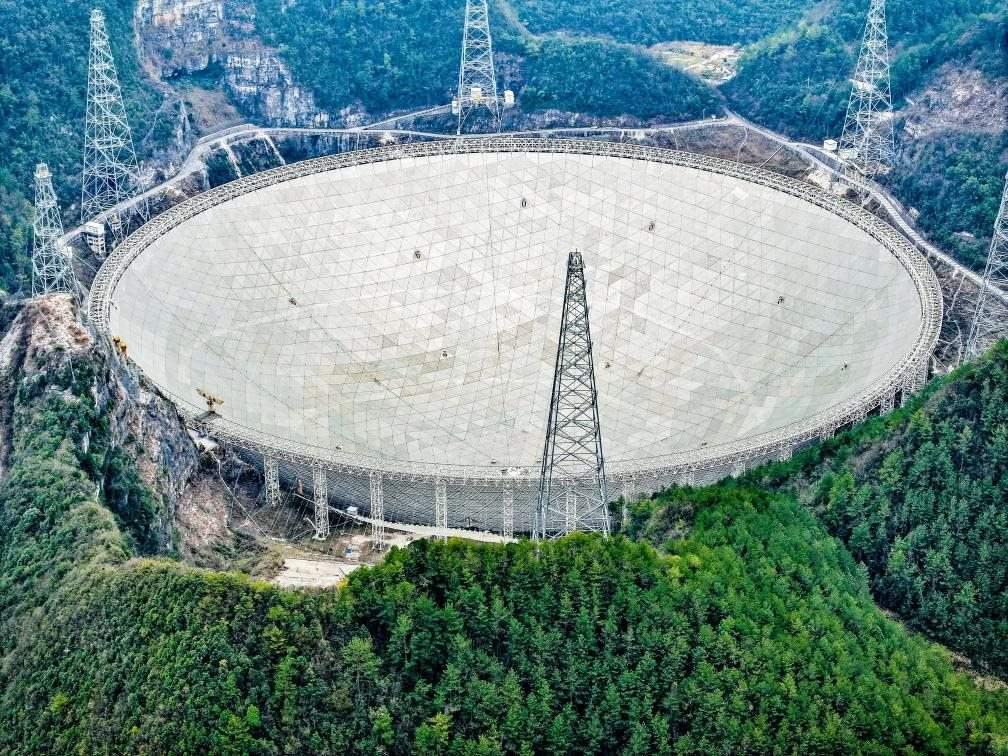 這是2024年2月26日拍攝的位于貴州的“中國(guó)天眼”（無(wú)人機(jī)全景圖片，維護(hù)保養(yǎng)期間拍攝）。新華社記者 歐東衢 攝