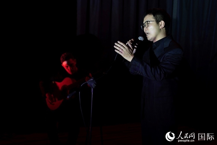 歌曲表演。馬丁·薩巴拉攝