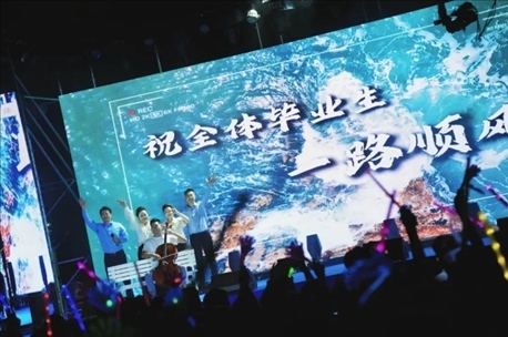 歌曲《祝你一路順風(fēng)》演出現(xiàn)場。供圖：日照職業(yè)技術(shù)學(xué)院