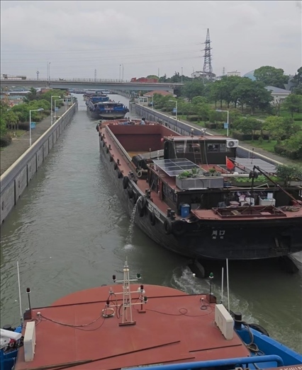 諫壁船閘內(nèi)船只正在過閘。人民網(wǎng)記者 黃鈺攝