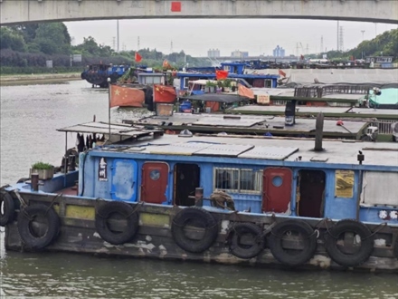 停泊在水上服務(wù)區(qū)的船只。人民網(wǎng)記者 黃鈺攝