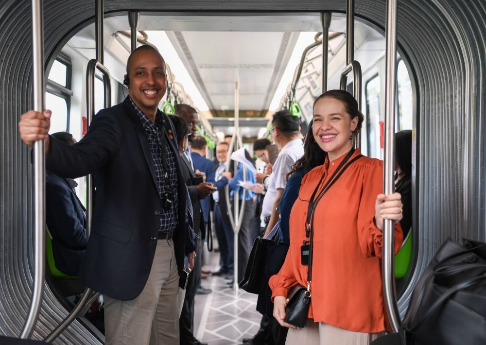 2024年4月22日，拉美和加勒比國家駐華使節(jié)、機(jī)構(gòu)代表和記者應(yīng)外交部邀請(qǐng)，在襄陽騰龍汽車有限公司參訪。新華社記者 杜子璇 攝