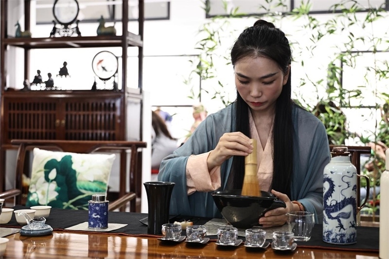 茶藝師現(xiàn)場(chǎng)展示宋式點(diǎn)茶。拉巴特中國(guó)文化中心供圖