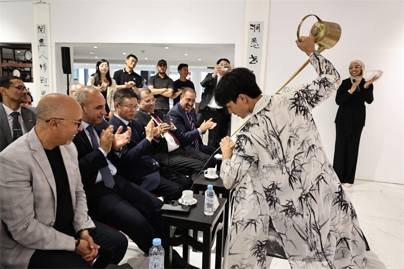 長(zhǎng)嘴壺斟茶。拉巴特中國(guó)文化中心供圖