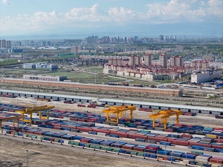這是2024年4月18日拍攝的霍爾果斯鐵路口岸換裝場（無人機照片）。新華社記者 趙戈 攝