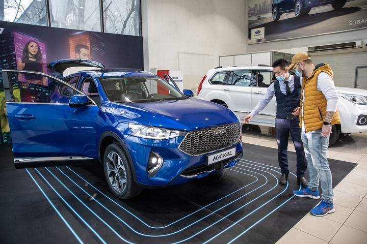 2021年4月1日，銷售人員在哈薩克斯坦阿拉木圖市經(jīng)銷商店向消費者介紹哈弗汽車。新華社發(fā)（阿斯塔納汽車公司供圖）