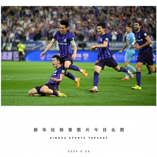  6月29日，天津津門(mén)虎隊(duì)球員劉俊賢（左一）在比賽中進(jìn)球后慶祝。新華社記者 孫凡越 攝