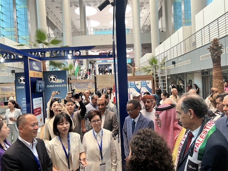 沙特廣播電視局首席執(zhí)行官、阿廣聯(lián)主席穆罕默德（右二）、阿廣聯(lián)秘書長蘇萊曼（右三）等阿拉伯國家嘉賓參觀展臺。主辦方供圖