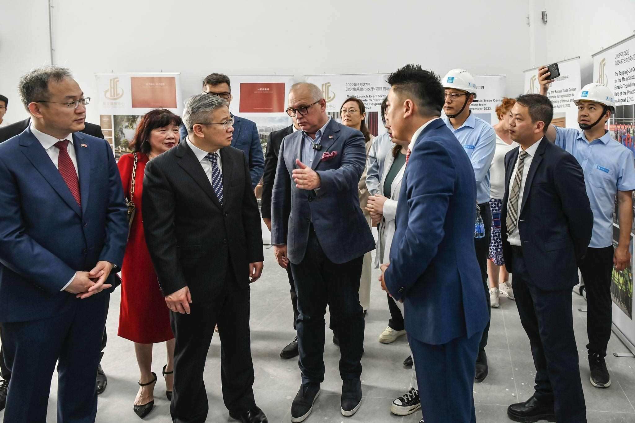 徐文光（左二）與韋西奇（左三）視察歐亞商貿(mào)中心。 歐亞商貿(mào)中心供圖