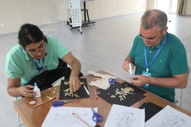 葡萄牙魯班工坊師生制作麥秸畫。