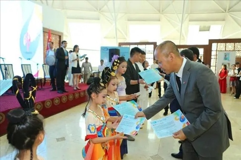 △當?shù)貢r間6月27日，2024“未來世界”國際青少年藝術(shù)展演在塔吉克斯坦國家博物館開幕。