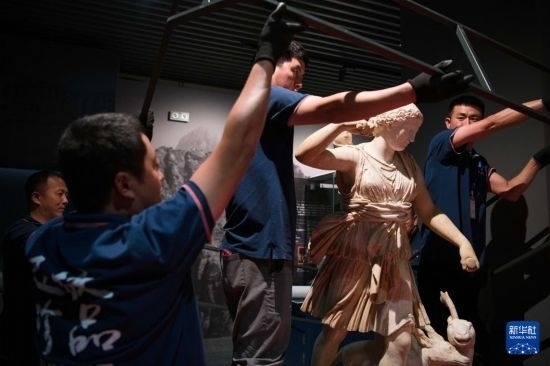 7月2日，工作人員將開箱后的古希臘文物放置在展臺上。新華社記者 張端 攝