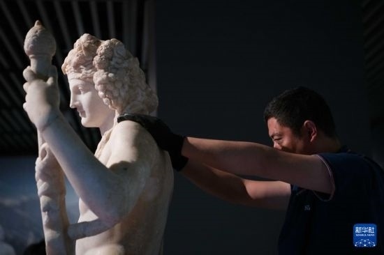 7月2日，工作人員將開箱后的古希臘文物放置在展臺上。新華社記者 張端 攝