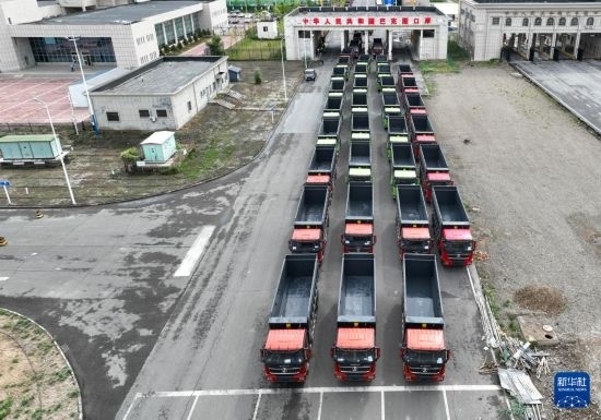 7月2日，車輛在巴克圖口岸辦理通關(guān)手續(xù)（無人機(jī)照片）。新華社發(fā)（馬丁 攝）