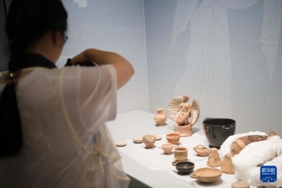 7月2日，開箱后的古希臘文物被工作人員移入展柜。新華社記者 張端 攝