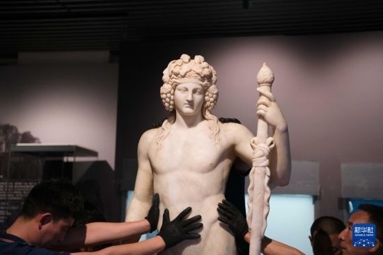 7月2日，工作人員將開箱后的古希臘文物放置在展臺上。新華社記者 張端 攝