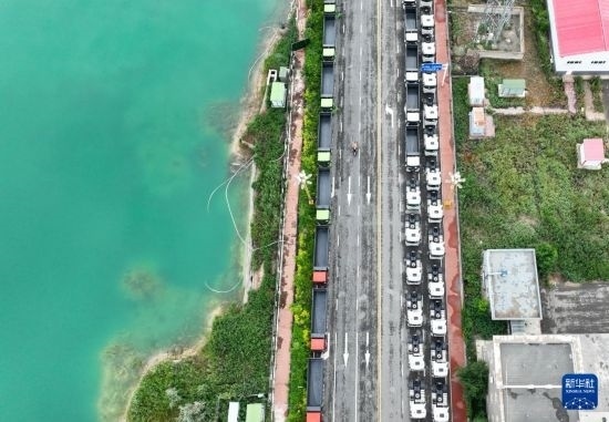 7月2日，車輛在巴克圖口岸有序出境（無人機(jī)照片）。新華社發(fā)（馬丁 攝）