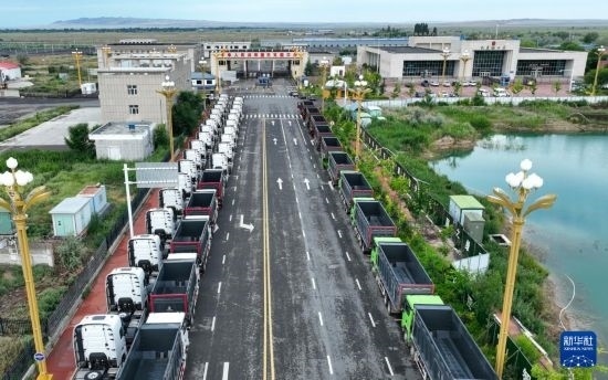 7月2日，車輛在巴克圖口岸有序出境（無人機(jī)照片）。新華社發(fā)（馬丁 攝）