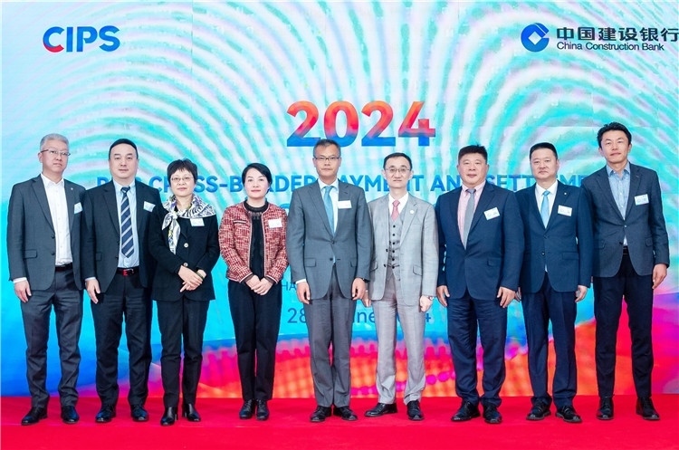 鄭冰開公使與CIPS公司、建行總行以及在南中資銀行合影、留念。（中國建設銀行約翰內(nèi)斯堡分行供圖）