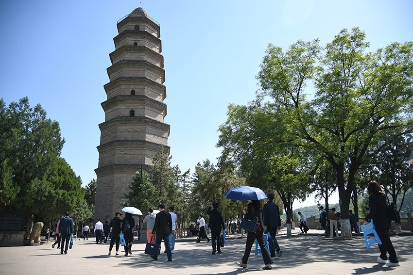 圖為2024年5月7日，游客在延安寶塔山參觀。 新華社記者 張博文 攝