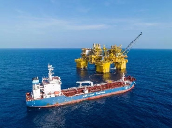 “深海一號”正在開展凝析油外輸作業(yè)。徐海舟攝