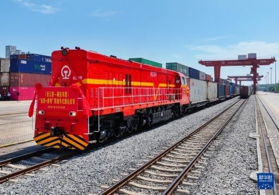 5月29日，在中哈連云港物流合作基地，首列連云港-阿拉木圖“滾裝+班列”跨境多式聯(lián)運專列整裝待發(fā)（無人機照片）。新華社發(fā)（王健民 攝）