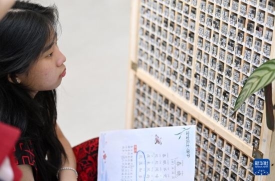 7月3日，外國(guó)學(xué)生在了解中國(guó)的活字印刷。新華社記者 李然 攝