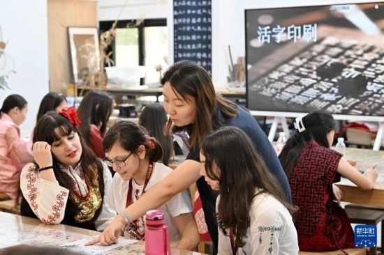 7月3日，外國(guó)學(xué)生在了解中國(guó)文化。新華社記者 李然 攝