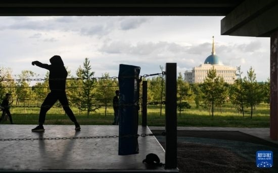 7月2日，在哈薩克斯坦首都阿斯塔納，一名男子在橋下運動場練習(xí)拳擊。新華社記者 白雪騏 攝