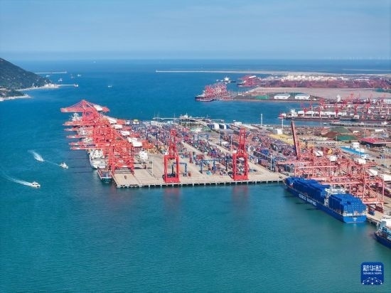6月26日，貨輪停靠在連云港港集裝箱碼頭（無人機照片）。新華社記者 季春鵬 攝