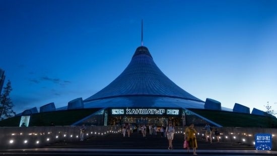 這是7月1日在哈薩克斯坦首都阿斯塔納拍攝的“可汗之帳”購(gòu)物中心。新華社記者 王建華 攝