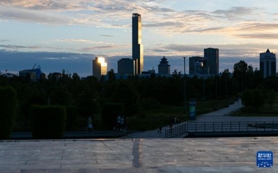 這是7月2日拍攝的哈薩克斯坦首都阿斯塔納市中心的建筑群。新華社記者 白雪騏 攝