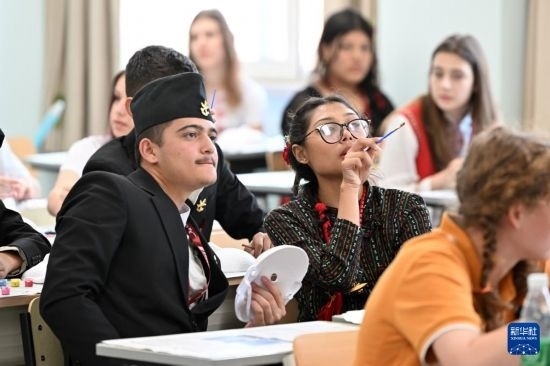 7月3日，外國(guó)學(xué)生在學(xué)習(xí)中國(guó)文化。新華社記者 李然 攝