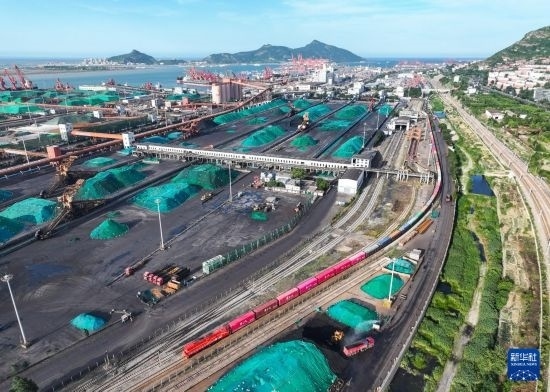 6月26日，“韓國-連云港-中亞”國際多式聯(lián)運班列從中哈連云港物流合作基地出發(fā)，駛往哈薩克斯坦、烏茲別克斯坦（無人機照片）。班列運載的55個大柜此前于6月13日從韓國境內(nèi)發(fā)出，經(jīng)釜山港海運抵達連云港后轉(zhuǎn)由鐵路運輸。新華社記者 季春鵬 攝