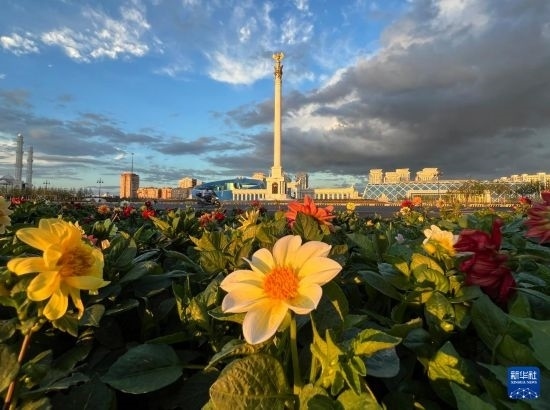 這是7月2日拍攝的哈薩克斯坦首都阿斯塔納獨立廣場。新華社記者 岳月偉 攝