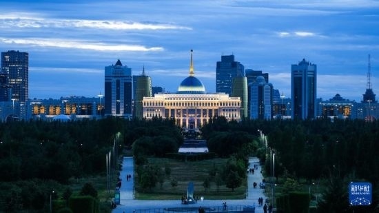 這是7月2日在哈薩克斯坦首都阿斯塔納拍攝的總統(tǒng)府及城市建筑。新華社記者 王建華 攝