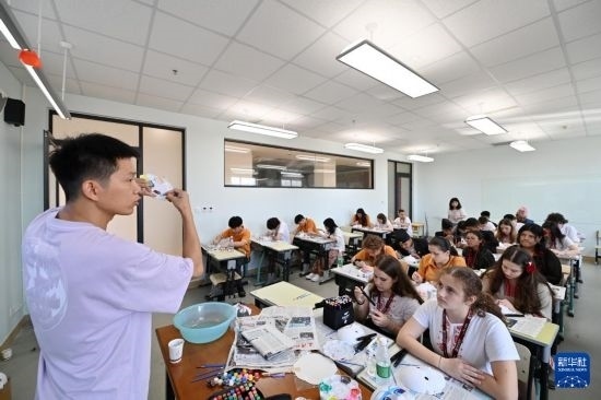 7月3日，外國(guó)學(xué)生在學(xué)習(xí)繪制京劇臉譜。新華社記者 李然 攝