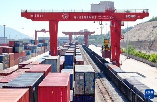 6月30日，在中哈連云港物流合作基地，大型機械在吊裝集裝箱（無人機照片）。新華社發(fā)（王健民 攝）